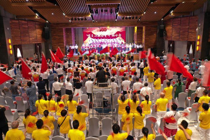 12、清江公司“唱支山歌給黨聽”歌詠會現(xiàn)場（呂新宇 攝）