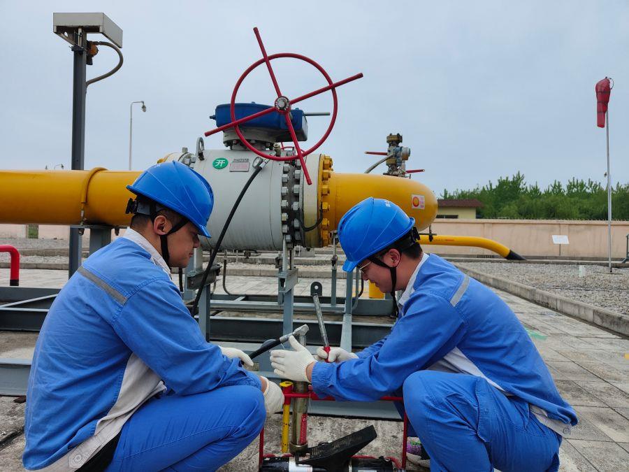 鄂西南維搶隊進(jìn)行閥門注脂清洗作業(yè)（拍攝：胡振浩）