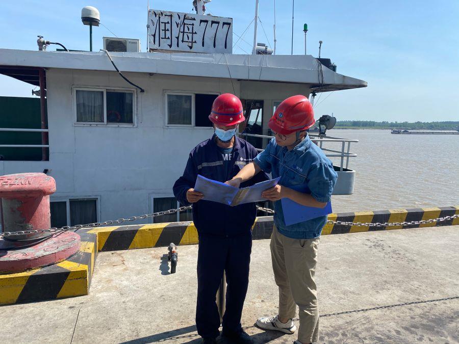 計(jì)劃員對裝船指導(dǎo)員進(jìn)行岸電使用表培訓(xùn)(攝影:嚴(yán)創(chuàng)) 計(jì)劃員對裝船指導(dǎo)員進(jìn)行岸電使用表培訓(xùn)(攝影:嚴(yán)創(chuàng))