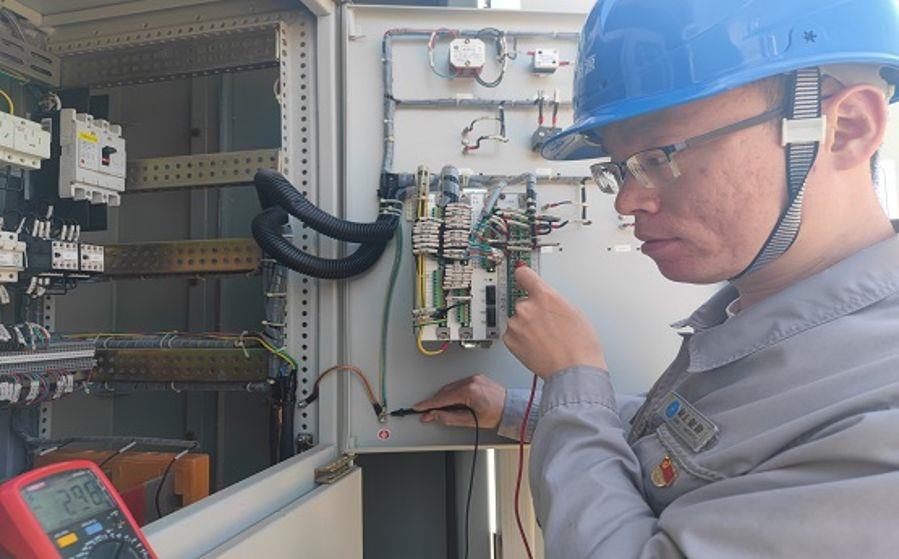 周猛在檢查設備（攝影：劉軒）