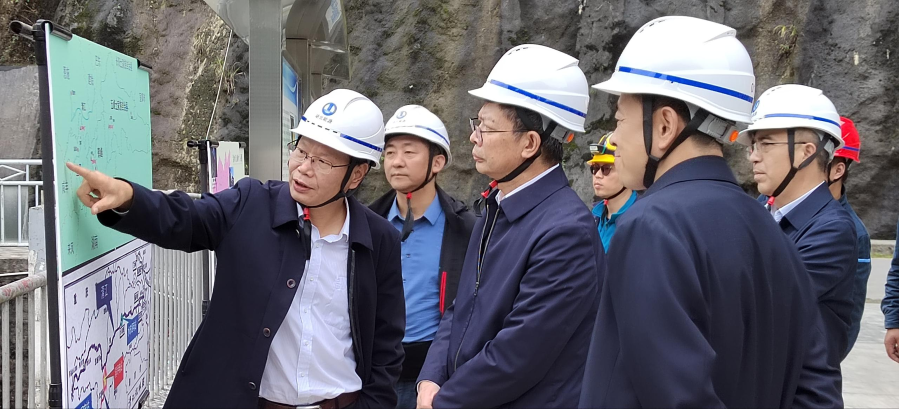 涂山峰10月9日調研溇水水電公司(溇水水電公司供稿) 涂山峰10月9日調研溇水水電公司(溇水水電公司供稿)